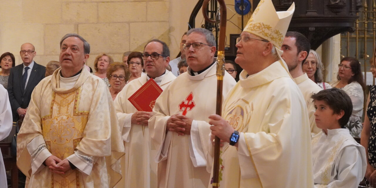 El obispo José Manuel Lorca Planes bendice el órgano de la iglesia de Santiago