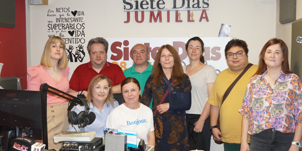 Alumnos de la Escuela de Adultos, su directora y una profesora, visitan Siete Días Jumilla