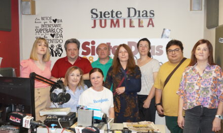 Alumnos de la Escuela de Adultos, su directora y una profesora, visitan Siete Días Jumilla