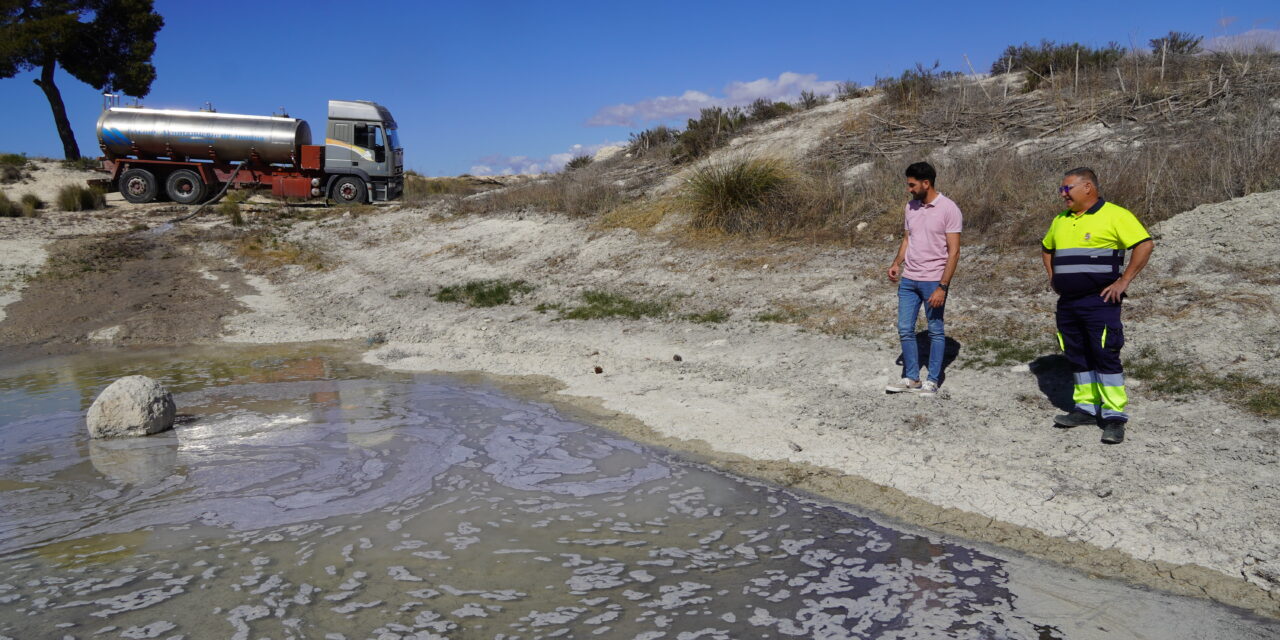 El Ayuntamiento arregla la vertiente de balsas pluviales y llena de agua algunas de ellas