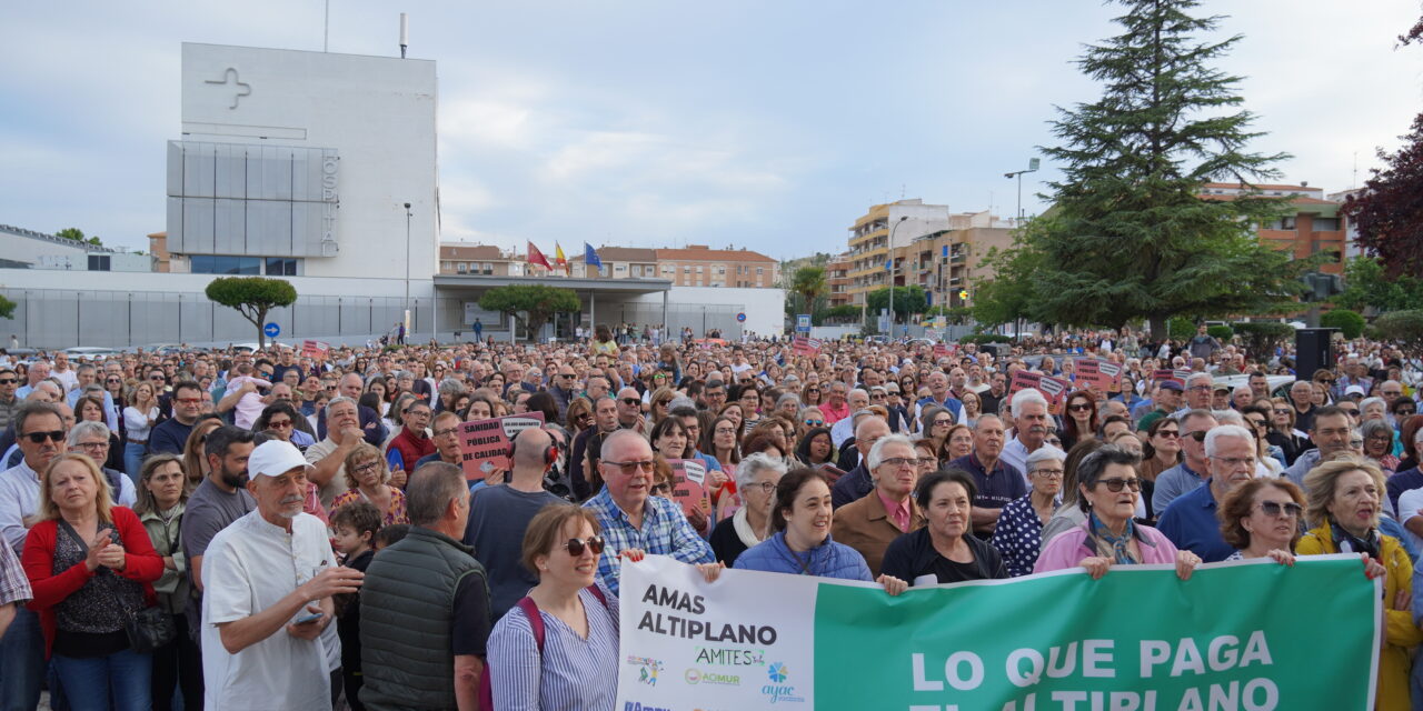 Unas 3.000 personas se manifiestaron ante el hospital en defensa de la sanidad pública