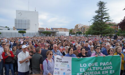 Unas 3.000 personas se manifiestaron ante el hospital en defensa de la sanidad pública