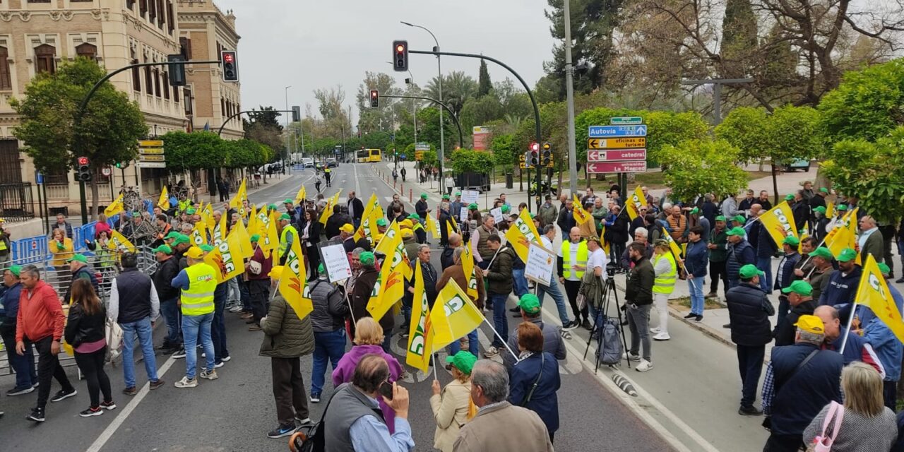 Más de 500 agricultores y ganaderos se concentran ante la Delegación del Gobierno