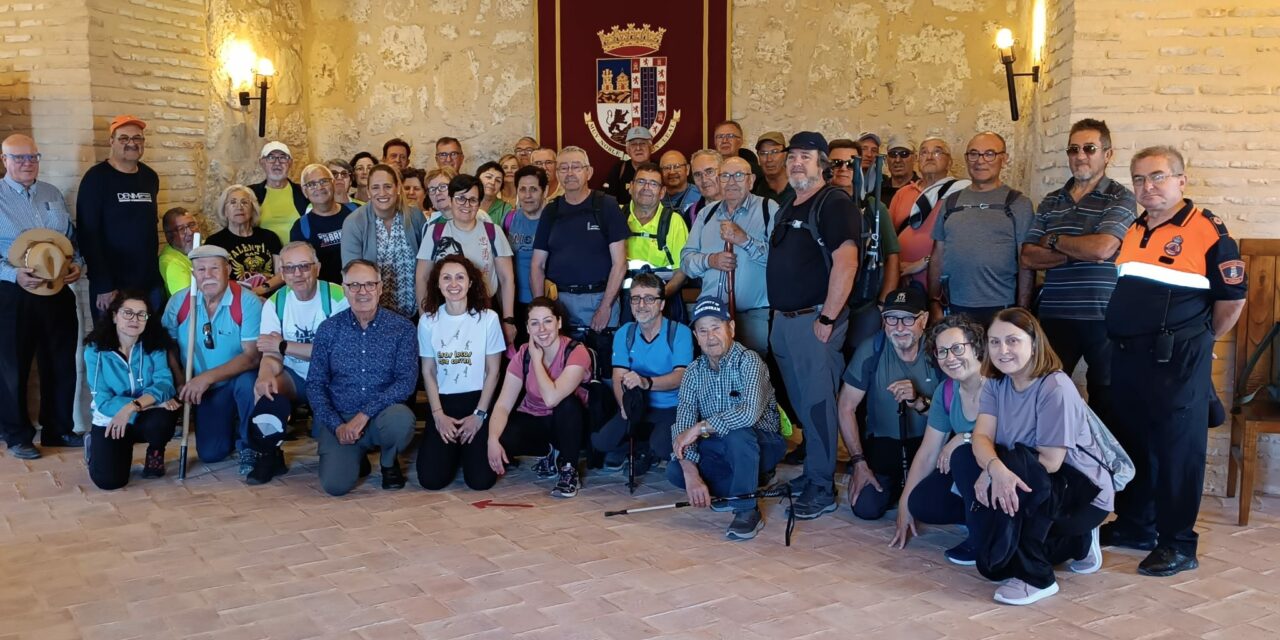 Los senderistas del Centro de Personas Mayores del IMAS visitan el Castillo de Jumilla