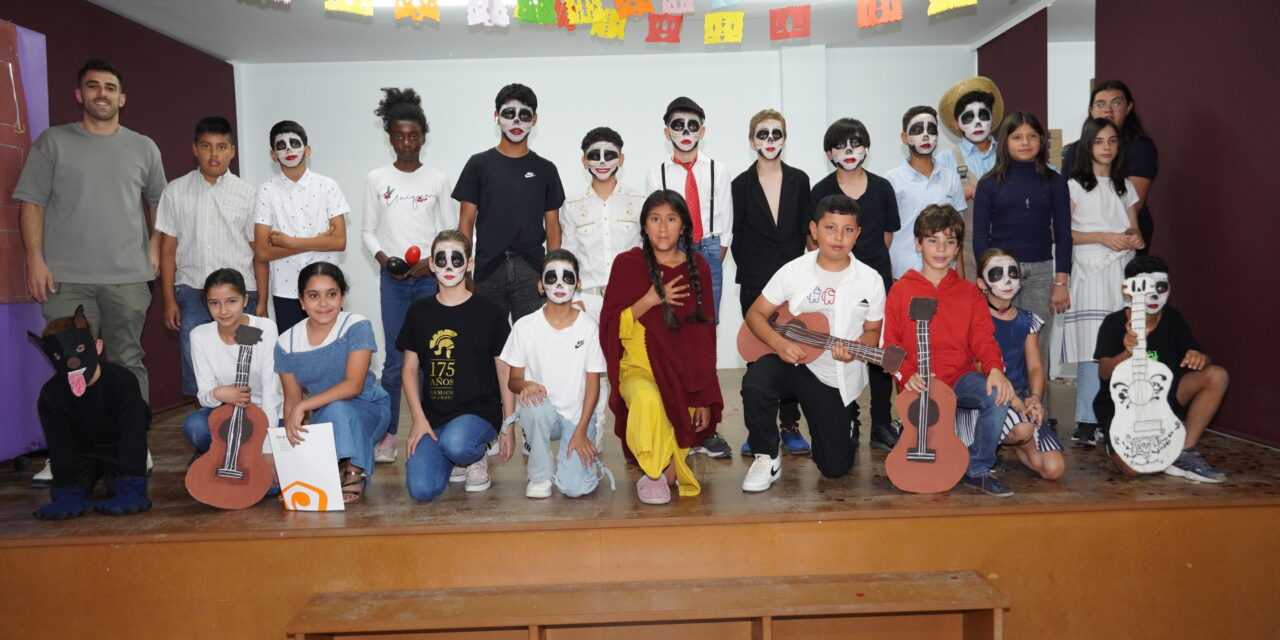 Alumnos de 5º del colegio Cruz de Piedra representan “Coco”