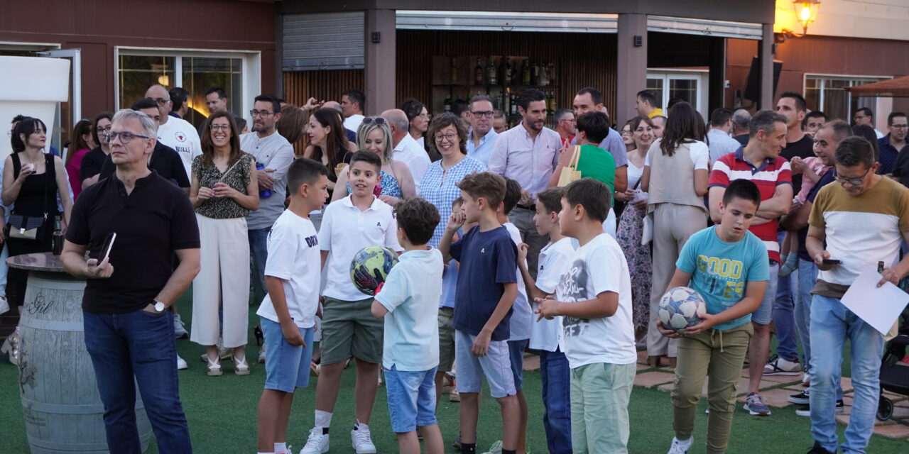 La Escuela de Fútbol Sala echa el cierre a la temporada y presenta sus nuevas equipaciones