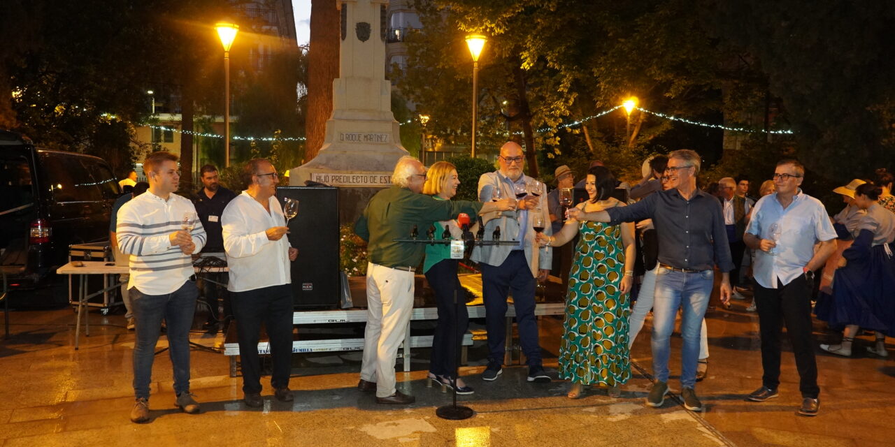 Cerca de 600 personas disfrutaron de la degustación popular de los vinos de VinEspaña, a pesar de la lluvia. (Galería de fotos)