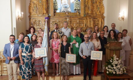 La Cofradía de la Patrona de Jumilla presenta a sus cargos honoríficos en la casa de la Virgen