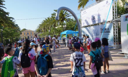 El Día del Medio Ambiente conciencia sobre el reciclaje, y beber agua del grifo