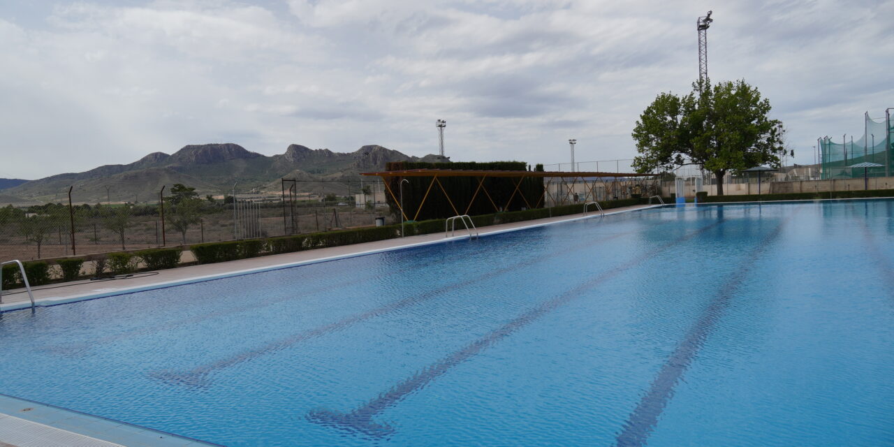 La piscina de verano abre mañana tras el acondicionamiento del vaso de la mediana