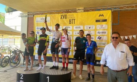 Los ciclistas del BTT se ponen el dorsal para la carrera de Yeste