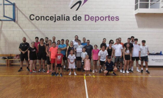 Éxito en la primera jornada de iniciación al pickleball que contó con más de una veintena de participantes