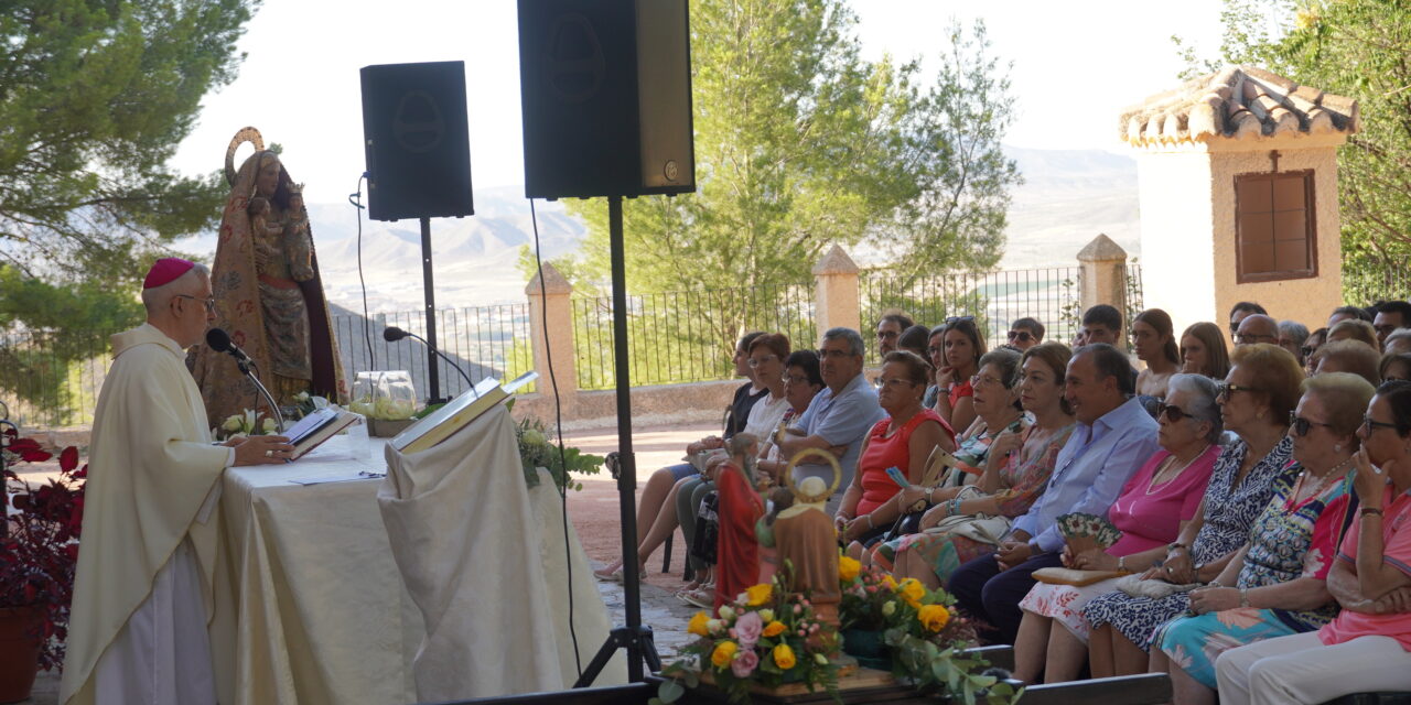 El convento celebra su 450 aniversario con la misa y la procesión de la abuela Santa Ana