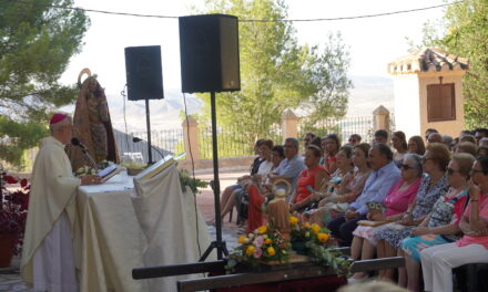 El convento celebra su 450 aniversario con la misa y la procesión de la abuela Santa Ana