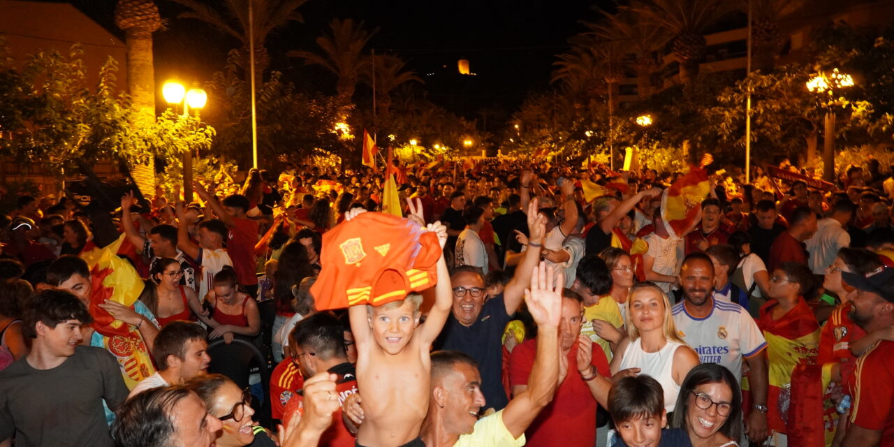 Cerca de un millar de aficionados celebran el triunfo de la selección española de fútbol