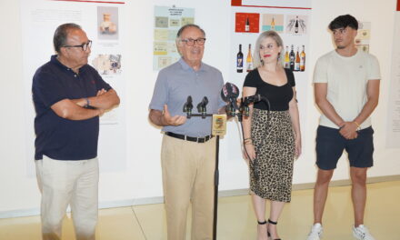 Una exposición muestra etiquetas de vino de entre los años 30 al 80