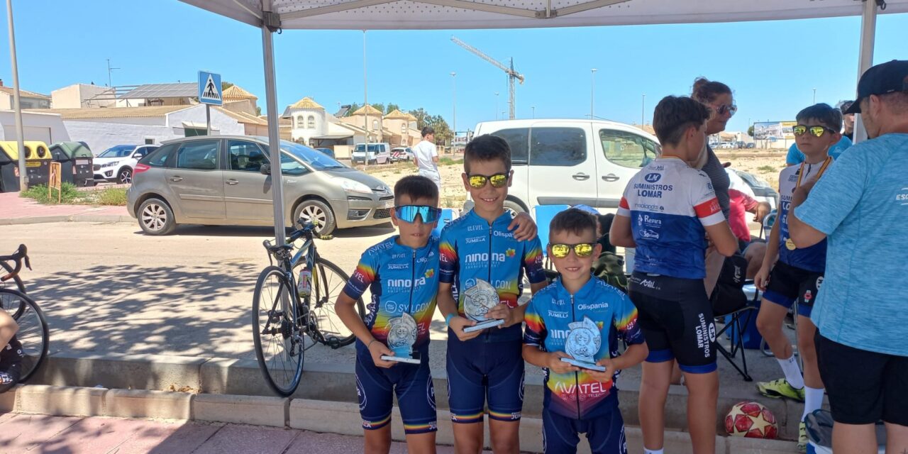 Los ciclistas de la Escuela se abonan al podio en una prueba disputada en Roldán