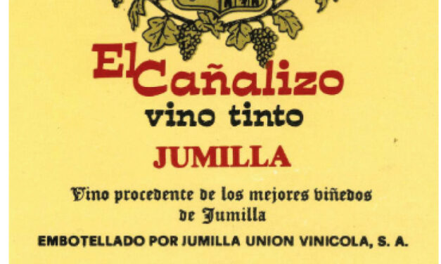 Cayetano Herrero muestra una colección de antiguas etiquetas de botellas de vino de la DOP Jumilla