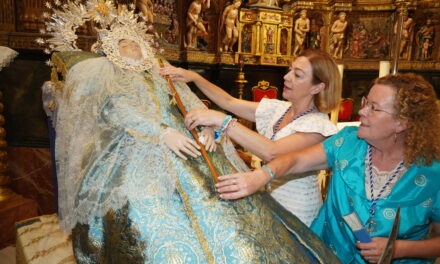 La patrona recibe en su día grande el bastón de mando de la alcaldesa