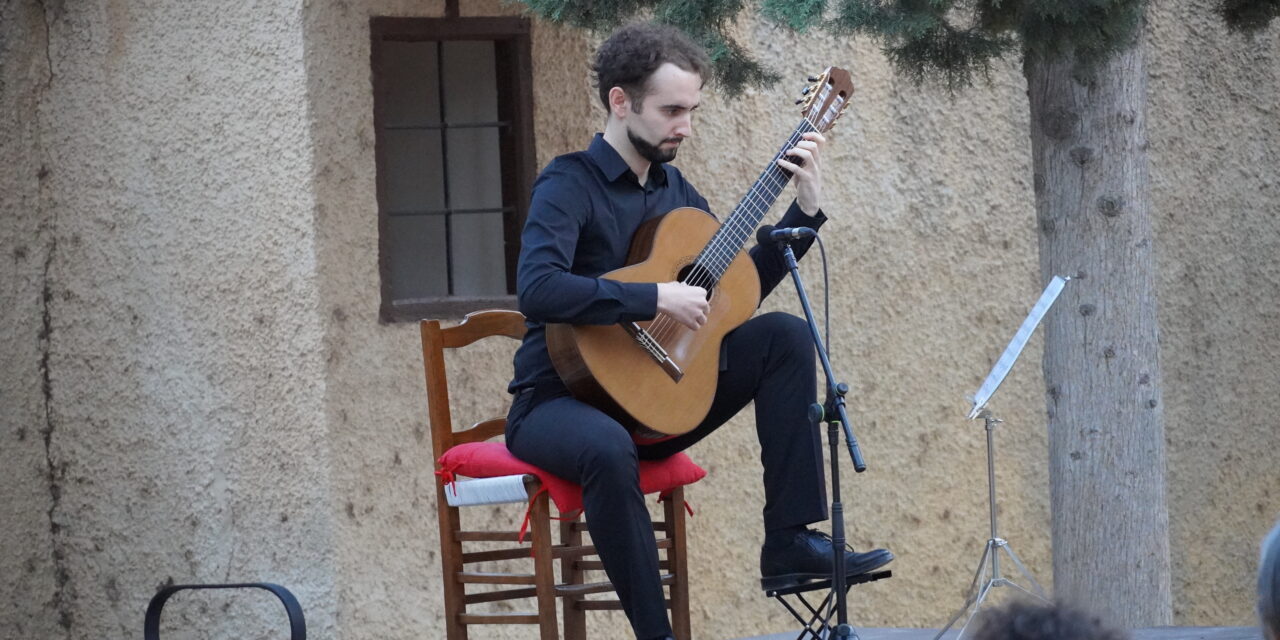 Ángel Ripoll rinde homenaje a varios compositores y guitarristas de países latinoamericanos, en Santa Ana