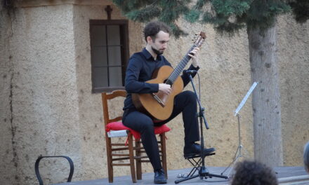 Ángel Ripoll rinde homenaje a varios compositores y guitarristas de países latinoamericanos, en Santa Ana