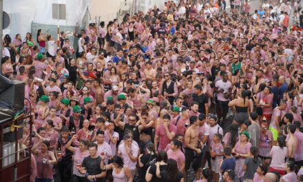 Más de 80.000 litros de vino riegan las calles de Jumilla en la Gran Cabalgata