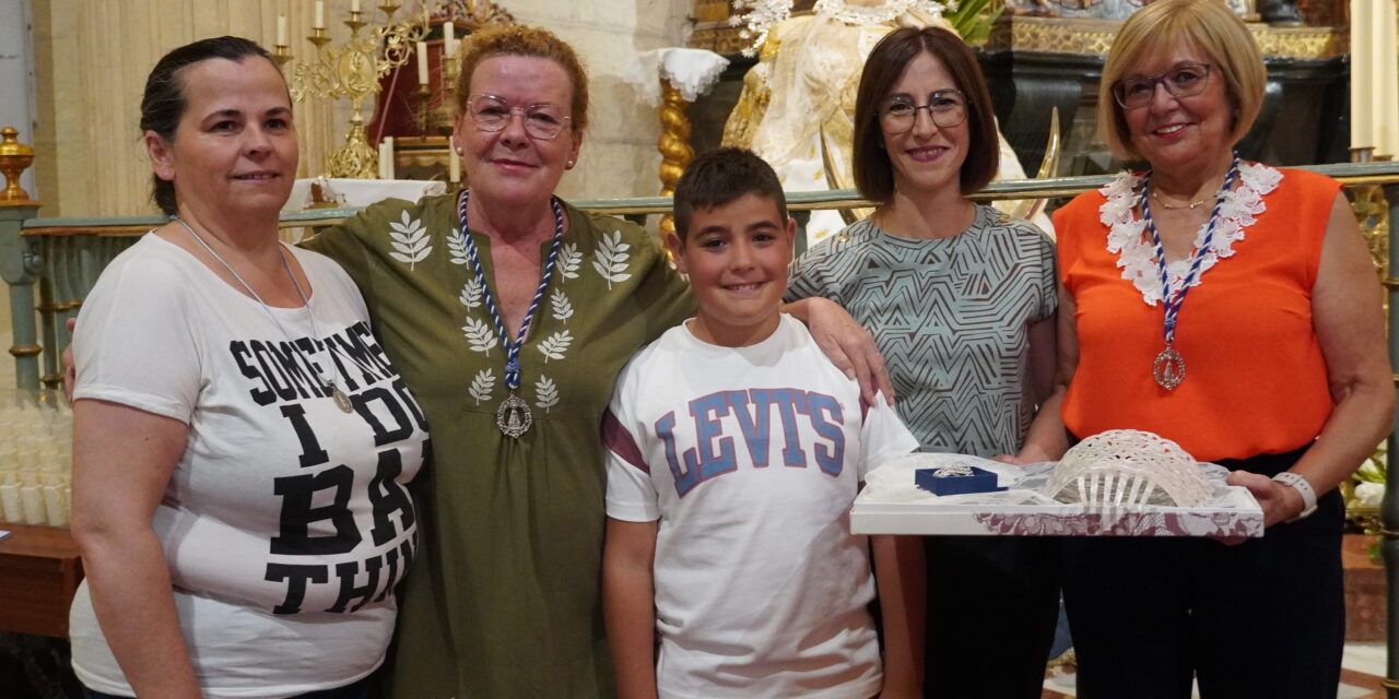 María Cutillas Pérez resulta premiada con la mantilla, la teja y el broche de la Patrona