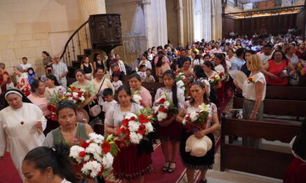 Centenares de ecuatorianos rinden culto a la Virgen del Cisne por las calles de Jumilla