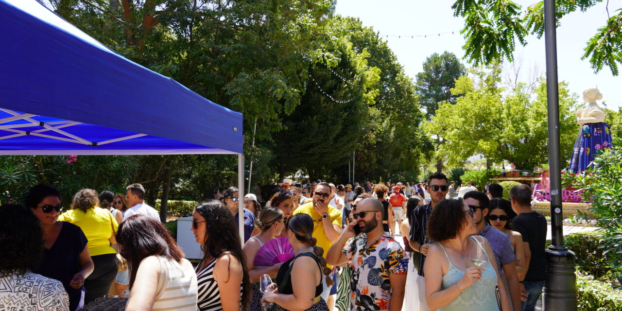 La MiniFeria del Vino reúne alrededor de dos mil personas en una calurosa mañana