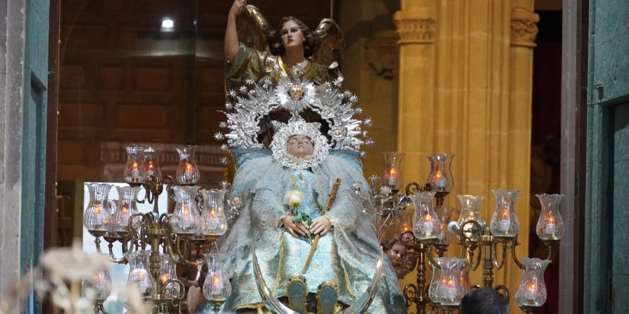 La Cofradía de la Virgen suma al ajuar de la Patrona un nuevo traje que estrenó el día de su festividad