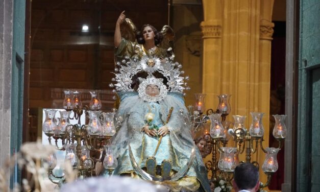 La Cofradía de la Virgen suma al ajuar de la Patrona un nuevo traje que estrenó el día de su festividad