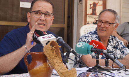 Gustavo López presenta la revista de la peña La Alborga con “una soflama y mucha ilusión”