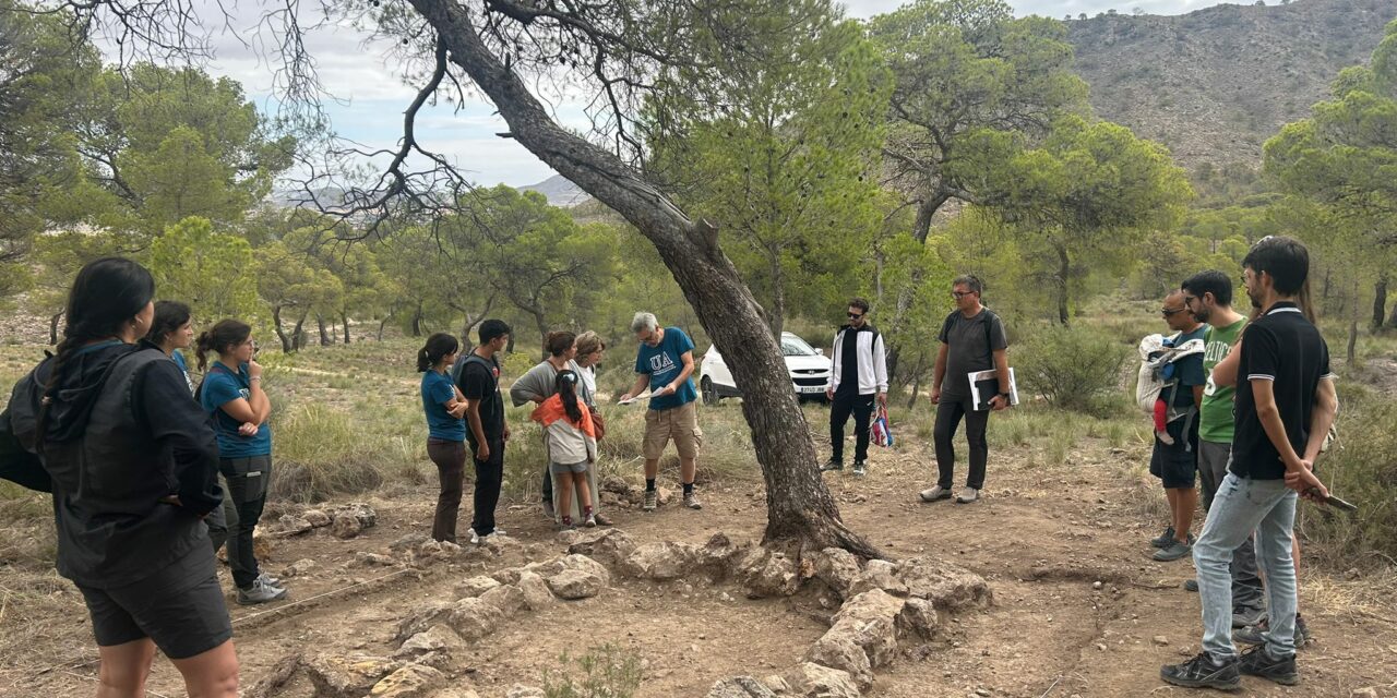 Treinta personas visitan la necrópolis del Collado y Pinar de Santa Ana