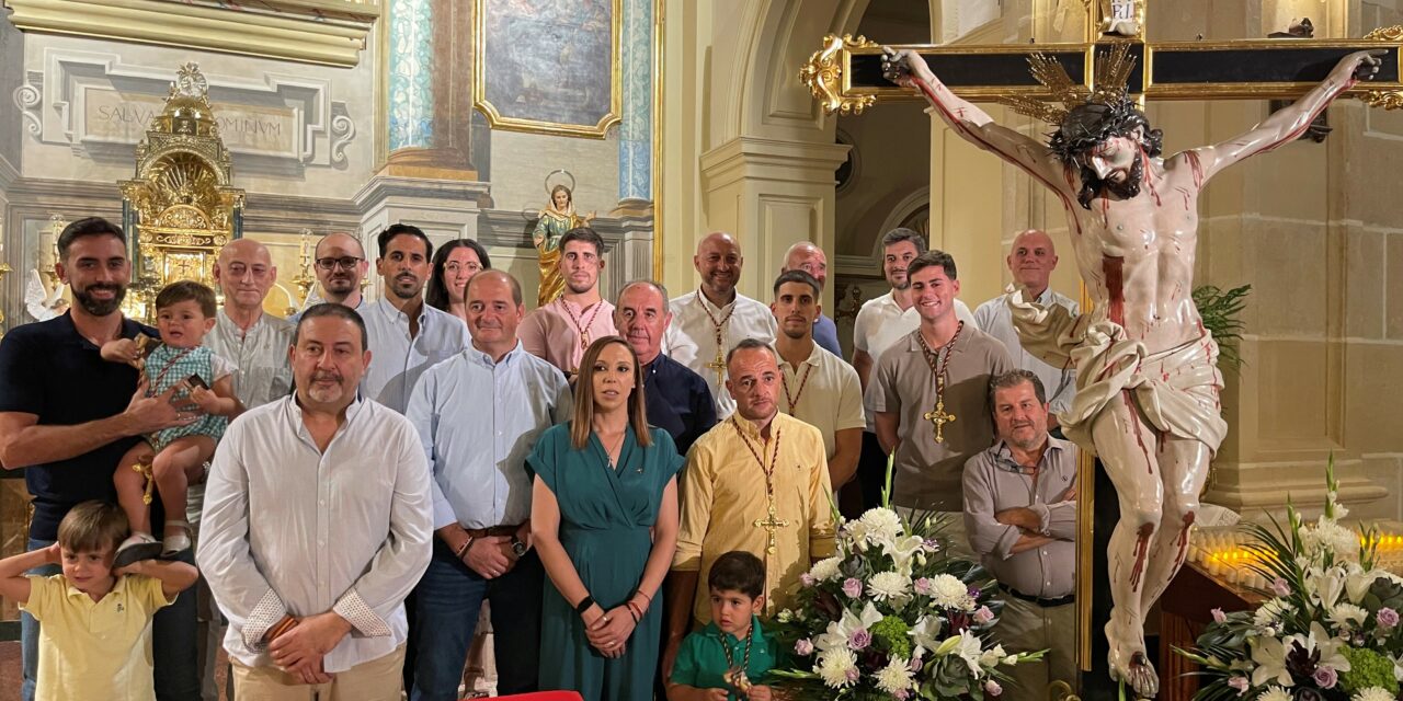 La Hermandad del Cristo de la Salud celebra la Exaltación de la Cruz y recibe a los nuevos hermanos