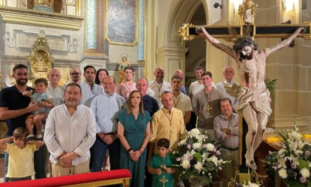 La Hermandad del Cristo de la Salud celebra la Exaltación de la Cruz y recibe a los nuevos hermanos