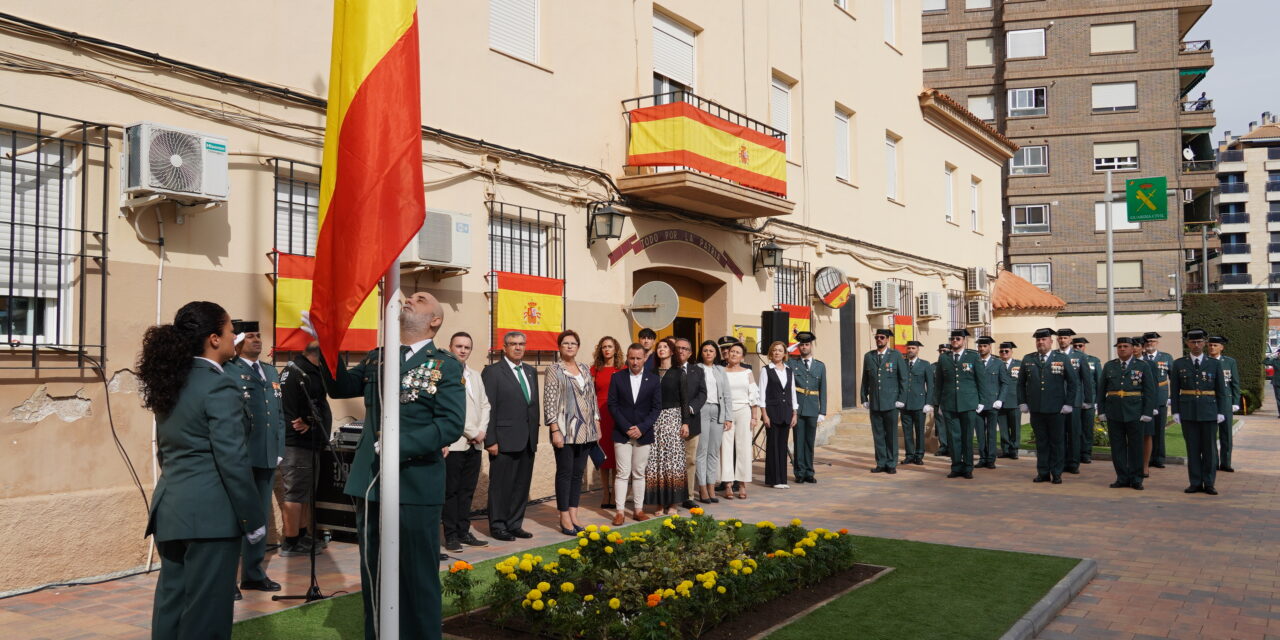 La Guardia Civil se reúne en torno a la bandera de España en el día del Pilar, su patrona