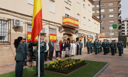 La Guardia Civil se reúne en torno a la bandera de España en el día del Pilar, su patrona