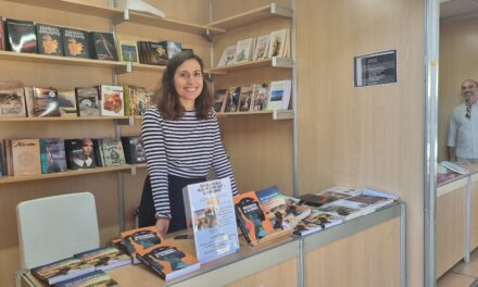 La escritora Mayte Salmerón firmará ejemplares de sus obras en la Feria del Libro de Murcia este lunes