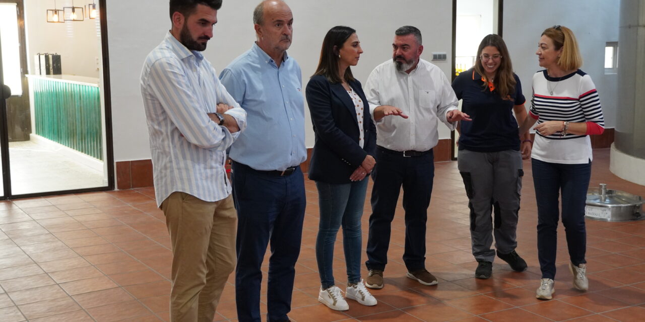 La consejera de Agricultura visita Jumilla en la recta final de la campaña de vendimia