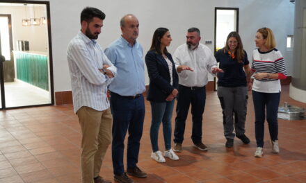 La consejera de Agricultura visita Jumilla en la recta final de la campaña de vendimia