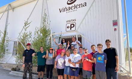 Jóvenes con autismo de Astrade elaboran el vino solidario Talentismo, en bodegas Viña Elena