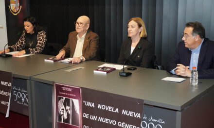 Pablo Velázquez presenta su novela rodeado de muchos amigos y familiares