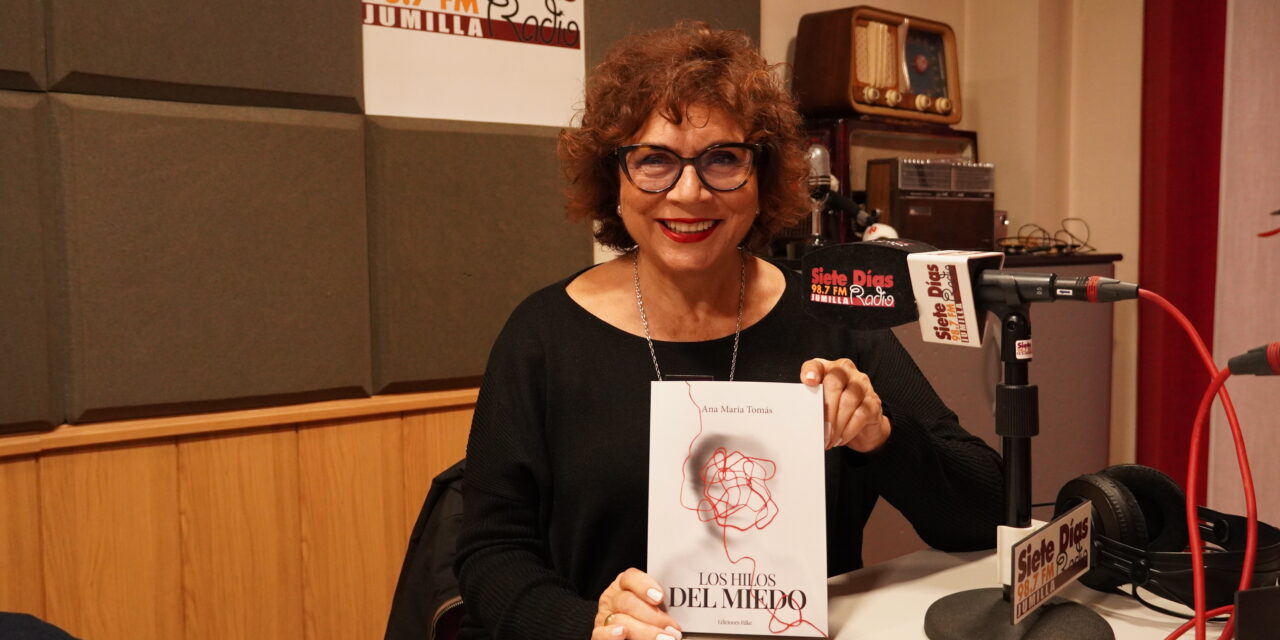 La escritora jumillana Ana María Tomás presenta su último libro ‘Los hilos del miedo’