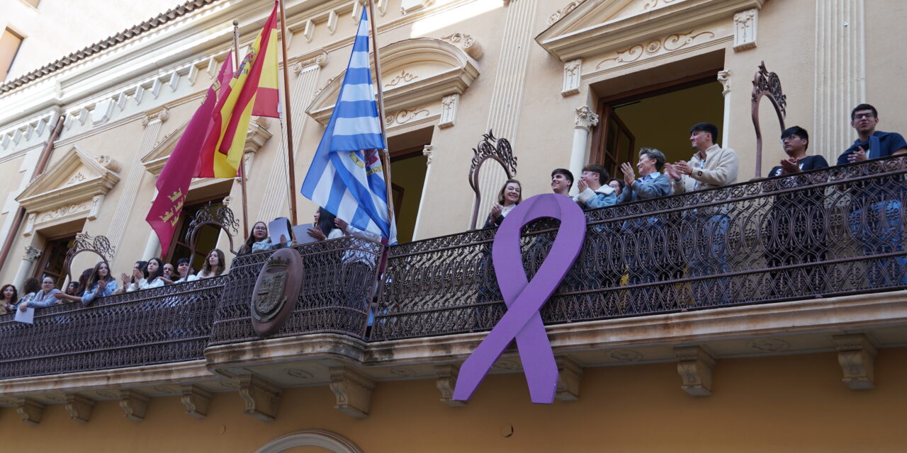 El homenaje a las víctimas de violencia contra la mujer se realiza el lunes ante el monolito de la avenida de la Libertad