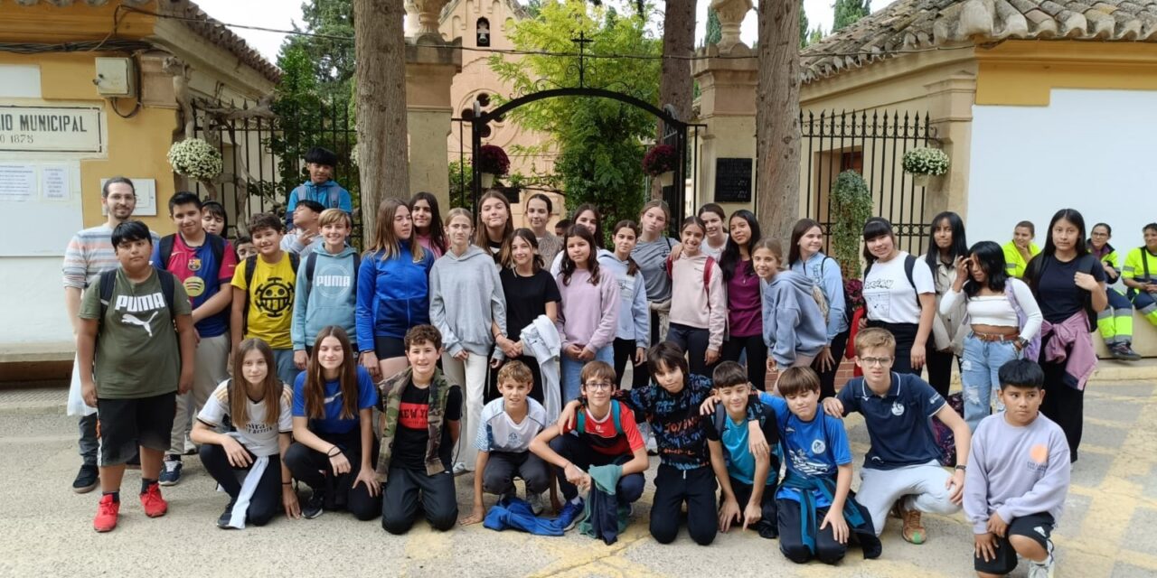 Alumnos del Arzobipo Lozano visitaron el cementerio por el Día de Todos los Santos