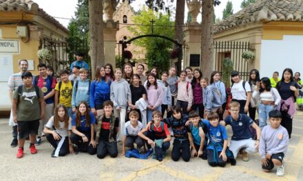 Alumnos del Arzobipo Lozano visitaron el cementerio por el Día de Todos los Santos