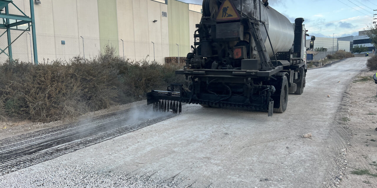 Agricultura continúa con el arreglo y asfaltado de caminos rurales