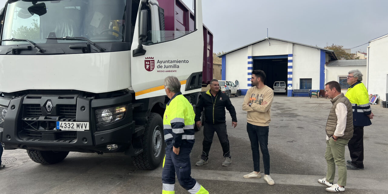 El parque móvil municipal cuenta con un nuevo camión polivalente para el arreglo de caminos rurales