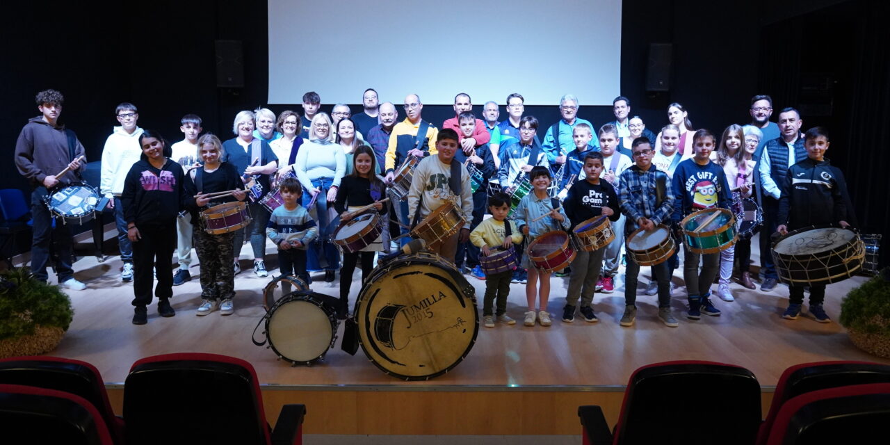 Casi un centenar de personas se suman a la XIV Escuela del Tambor y el Bombo