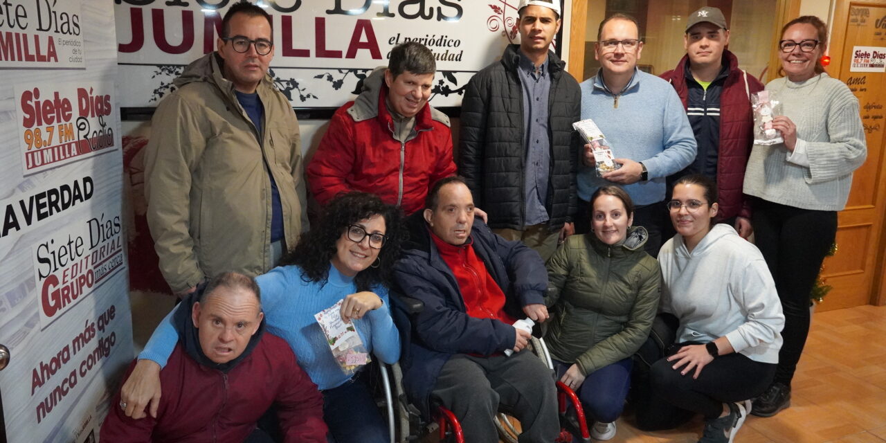 Colectivos, empresas y amigos visitan estos días la redacción y el estudio de radio de Siete Días